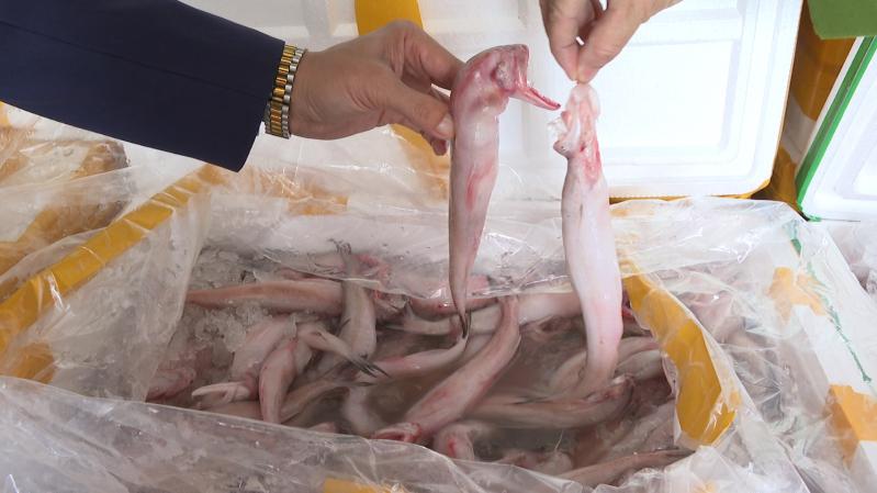 7 tấn cá khoai chứa formol bị thu giữ: Thực phẩm chứa chất cấm len lỏi vào bữa ăn người Việt như thế nào?- Ảnh 1.