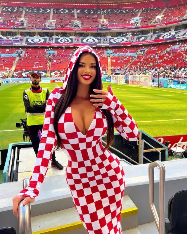 Hoa hậu thích mặc hở hang bị chặn ở World Cup- Ảnh 1.