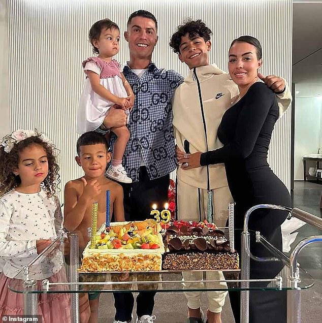 Vị hôn thê của Ronaldo diện bikini đỏ khoe body “bốc lửa
