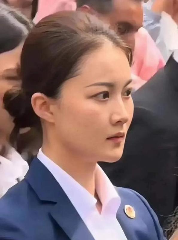 Nữ vệ sĩ xinh đẹp gây sốt với loạt khoảnh khắc hộ tống các phu nhân thế giới- Ảnh 2.