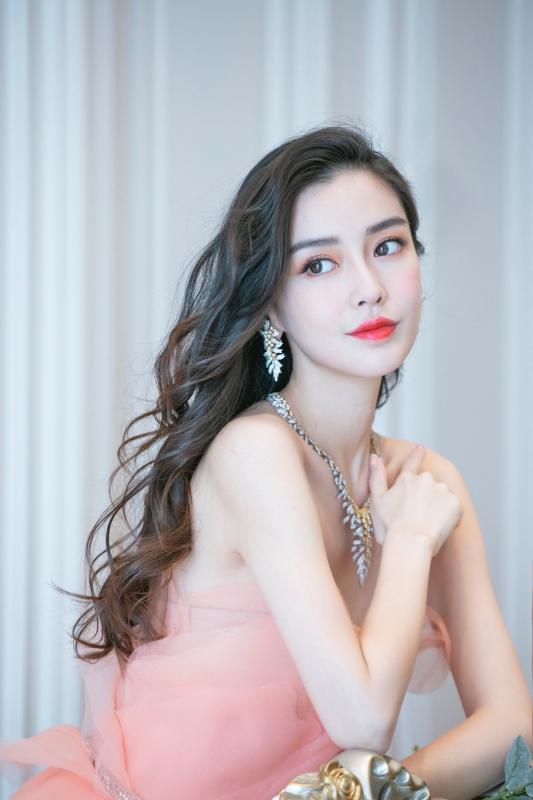 Mỹ nhân nhờ nhan sắc được “ông trùm giải trí” chống lưng, ca hát lỡ dở vì kỹ năng thanh nhạc “yếu nghề”- Ảnh 2.