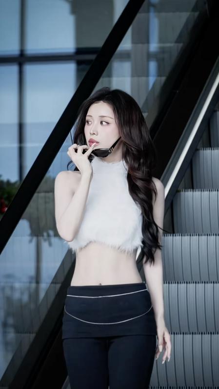 Người đẹp eo nhỏ hơn Ngọc Trinh đu trend “trạm tỷ” nhưng body quá mỏng lại gây chú ý- Ảnh 2.