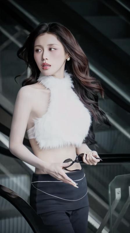 Người đẹp eo nhỏ hơn Ngọc Trinh đu trend “trạm tỷ” nhưng body quá mỏng lại gây chú ý- Ảnh 4.