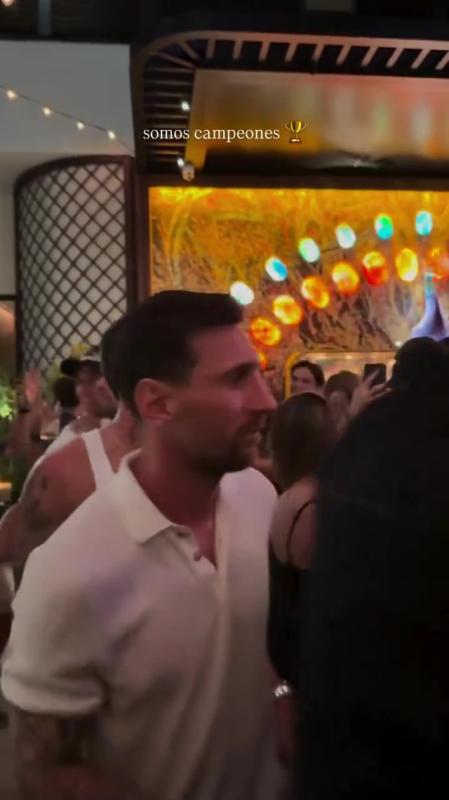 Ai giải cứu Messi đi, anh ấy trông như bị 