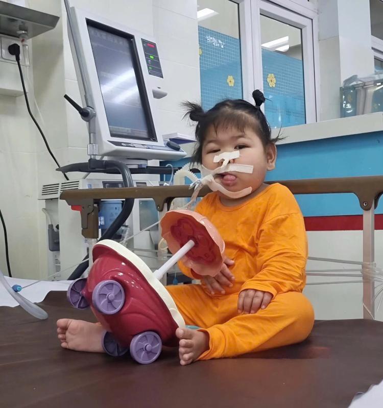Xót xa bé gái mắc bệnh não bị mẹ bỏ rơi, lớn lên trên giường bệnh trong vòng tay yêu thương của 24 y bác sĩ- Ảnh 1.