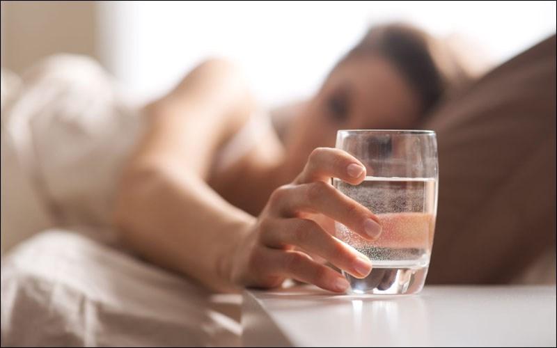 5 kiểu uống nước càng uống càng hại sức khỏe: Điều thứ 3 nhiều người dễ mắc phải- Ảnh 1.