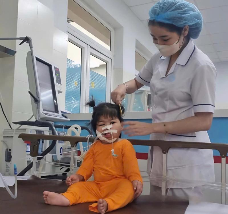 Xót xa bé gái mắc bệnh não bị mẹ bỏ rơi, lớn lên trên giường bệnh trong vòng tay yêu thương của 24 y bác sĩ- Ảnh 3.