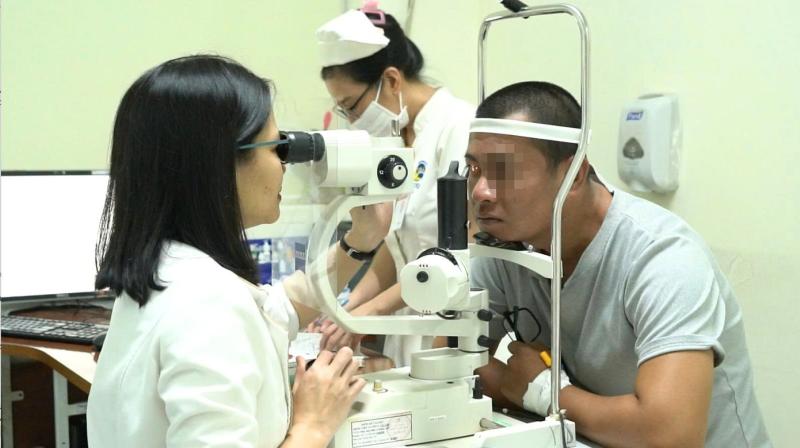 Suýt mù vì bị đâm rách nhãn cầu, cảnh báo về tai nạn lao động mùa Tết- Ảnh 1.