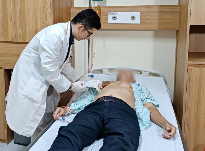 Người đàn ông lở loét vùng ngực vì… ung thư vú- Ảnh 1.