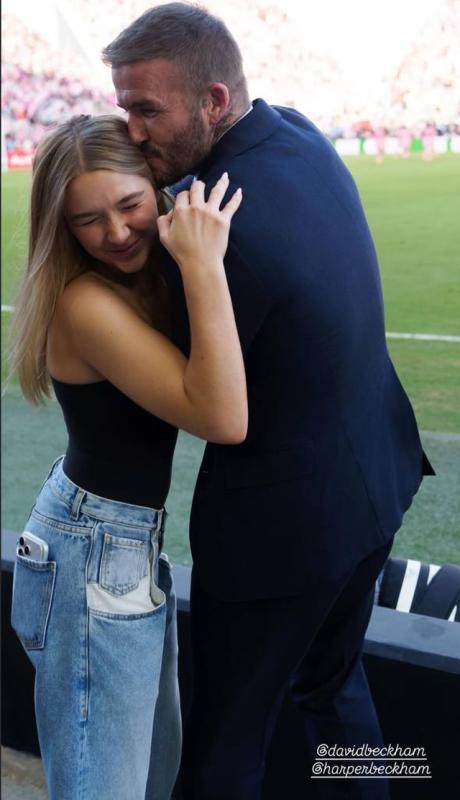 Bức ảnh gây sốt cõi mạng của David Beckham và con gái út Harper, tiểu thư tài phiệt càng lớn càng xinh đẹp- Ảnh 1.