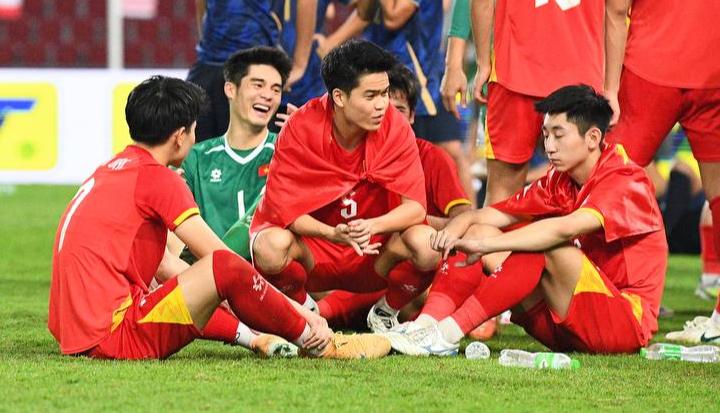 Đáng yêu vô đối: Thủ môn 1m91, visual cực phẩm của U22 Việt Nam hồn nhiên khoe HCV SEA Games 