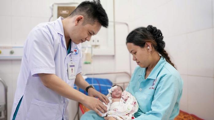 Cứu sống bé sơ sinh bị tắc tá tràng do dị tật bẩm sinh hiếm gặp- Ảnh 1.