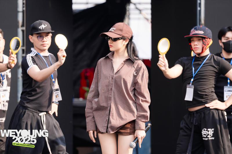 Tổng duyệt Gala WeYoung 2025: Bảo Anh khoe mặt mộc vẫn quá đỉnh, một ‘sít rịt” đủ khiến fan Ninh Dương Story đứng ngồi không yên- Ảnh 15.