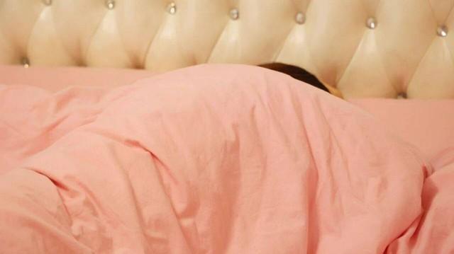 Ở tuổi nào đi nữa, thường xuyên thức giấc lúc 3-4 giờ sáng và không thể ngủ lại được thì đừng bỏ qua 5 nguyên nhân này- Ảnh 1.