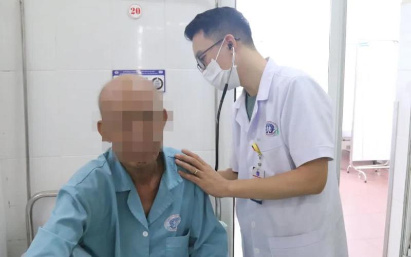 Thăm khám cho người bệnh mắc bệnh lý hô hấp tại Bệnh viện Đa khoa tỉnh Phú Thọ.