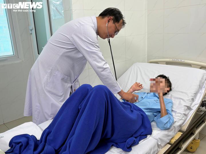 Bệnh nhân nguy kịch vì tự ý ngưng điều trị cường giáp- Ảnh 1.