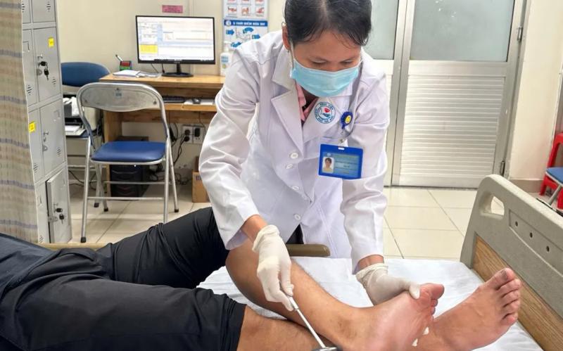 Vì sao người đái tháo đường dễ gặp biến chứng bàn chân?- Ảnh 1.