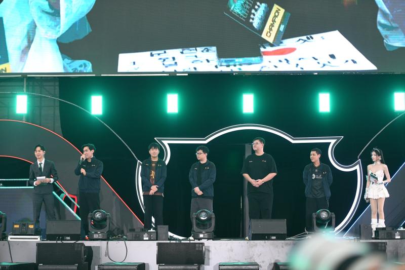 T1 chính thức xuất hiện trên sân khấu: Faker gây sốt với visual "đỉnh của đỉnh", điển trai đến mức đốn tim fan- Ảnh 9.