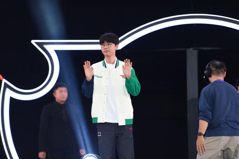 T1 chính thức xuất hiện trên sân khấu: Faker gây sốt với visual "đỉnh của đỉnh", điển trai đến mức đốn tim fan- Ảnh 6.