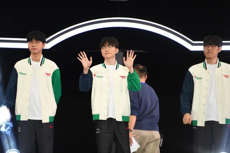 T1 chính thức xuất hiện trên sân khấu: Faker gây sốt với visual "đỉnh của đỉnh", điển trai đến mức đốn tim fan- Ảnh 3.