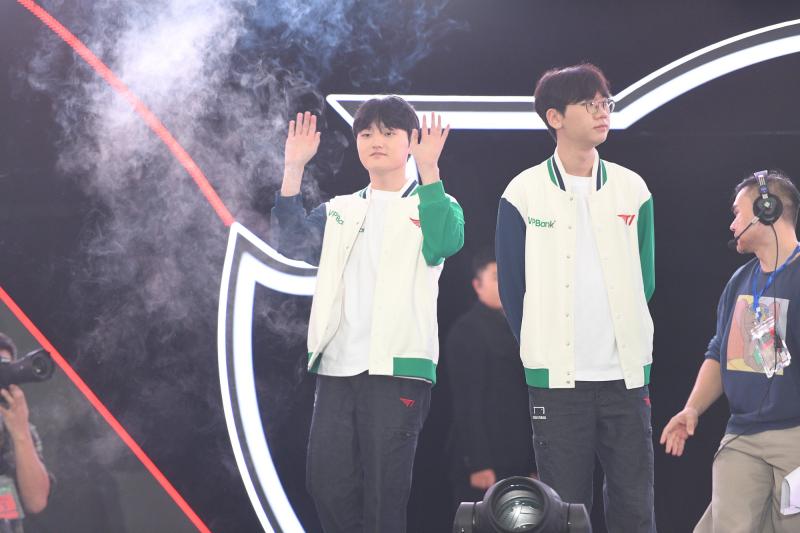 T1 chính thức xuất hiện trên sân khấu: Faker gây sốt với visual "đỉnh của đỉnh", điển trai đến mức đốn tim fan- Ảnh 5.
