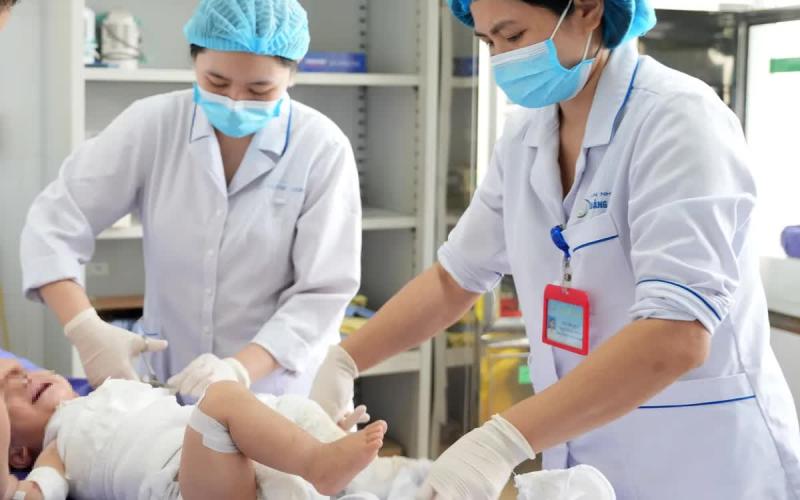 Cấp cứu kịp thời bé 13 tháng tuổi bỏng nước sôi nặng- Ảnh 1.