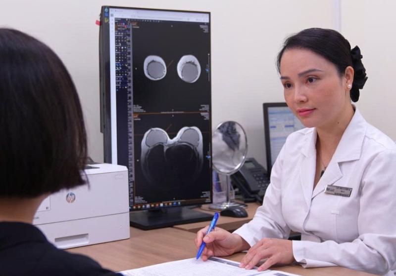 Tháo bỏ chất lạ sau nâng ngực "không xâm lấn"- Ảnh 1.