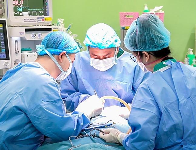 48 giờ sinh tử của bé gái 2 tuổi có khối u khổng lồ- Ảnh 1.