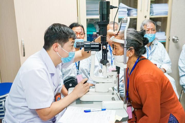 Người cao tuổi 'nghiện' smartphone và những ảnh hưởng âm thầm- Ảnh 2.