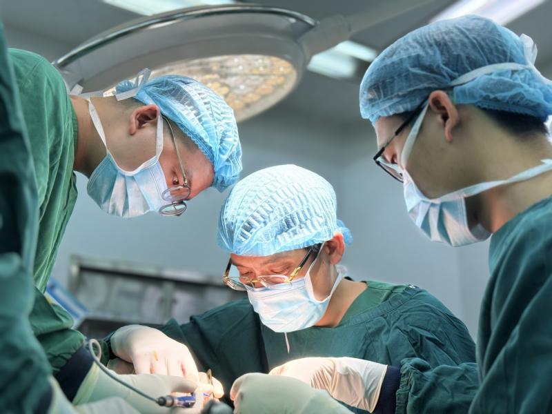 Cuộc mổ xuyên đêm cứu 4 ngón tay dập nát, gần đứt rời- Ảnh 2.