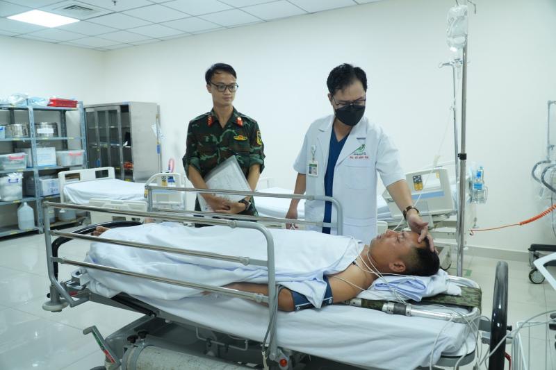 Chuyến bay dài kỷ lục trên biển cứu cùng lúc 2 bệnh nhân nguy kịch từ Trường Sa- Ảnh 3.
