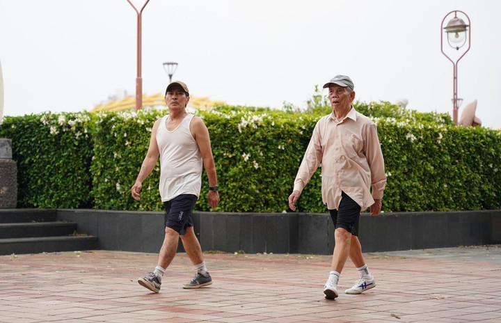 Đi bộ thấy 3 dấu hiệu này ở chân có thể là cảnh báo mạch máu bị tắc nghẽn- Ảnh 1.