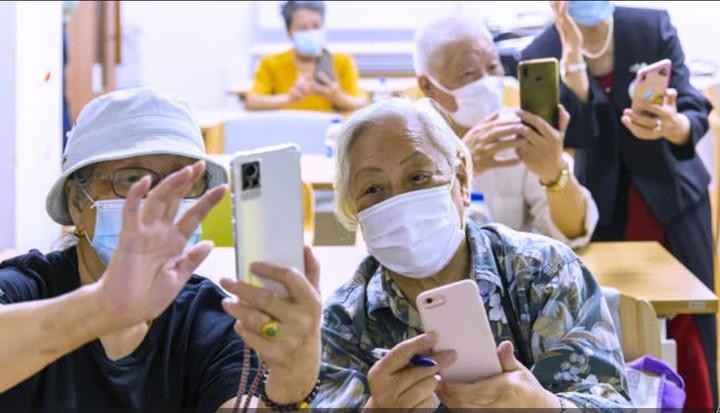 Người cao tuổi 'nghiện' smartphone và những ảnh hưởng âm thầm- Ảnh 1.