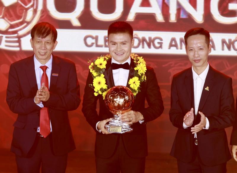 Hoàng Đức giành "cú đúp" giải thưởng tại Quả bóng Vàng 2025, hotboy Đình Bắc giành Quả bóng Bạc- Ảnh 4.