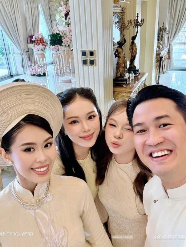 Chiều vợ số 2 không ai số 1: Phillip Nguyễn liên tục chăm sóc Linh Rin, kè kè nắm tay nhau không rời nửa bước- Ảnh 2.