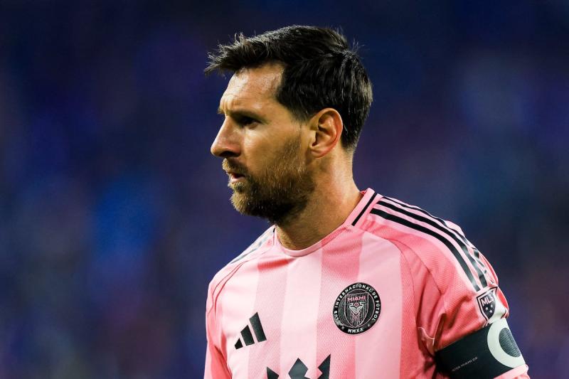 Messi ngồi không cũng 