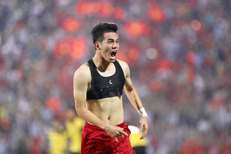 Sự thật về chiếc “crop top đen” giúp Thanh Nhàn và Tiến Linh khoe múi, khoe cả chiến thắng- Ảnh 5.