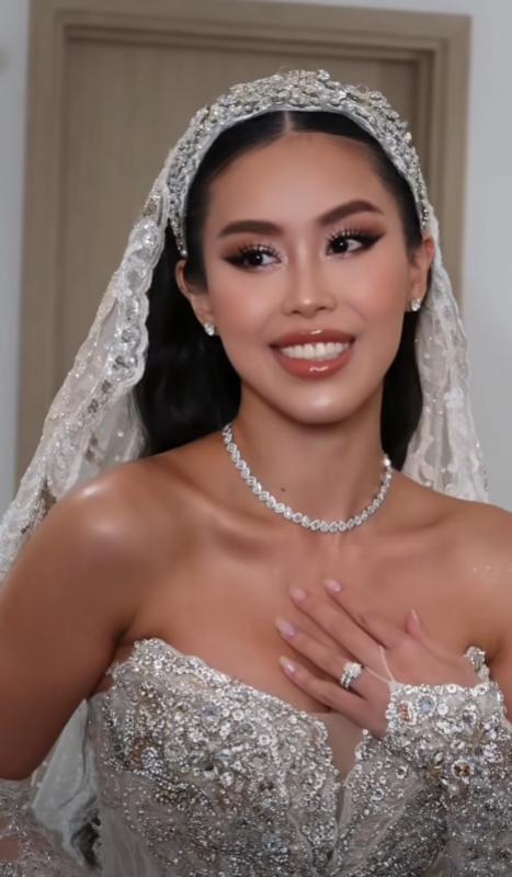 Váy cưới của Tiên Nguyễn được đặt thiết kế riêng ở nước ngoài rồi vận chuyển về Việt Nam- Ảnh 2.