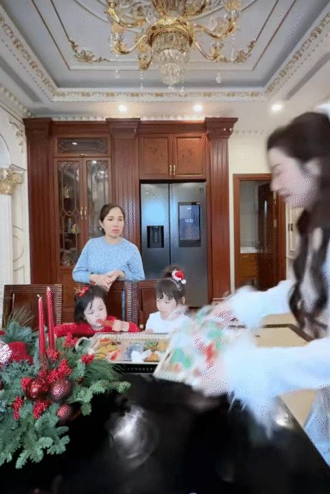 Phú bà sống trong dinh thự triệu đô bắt đầu trang trí Noel, nhưng cách cô dạy con mới khiến mọi người nể phục- Ảnh 11.