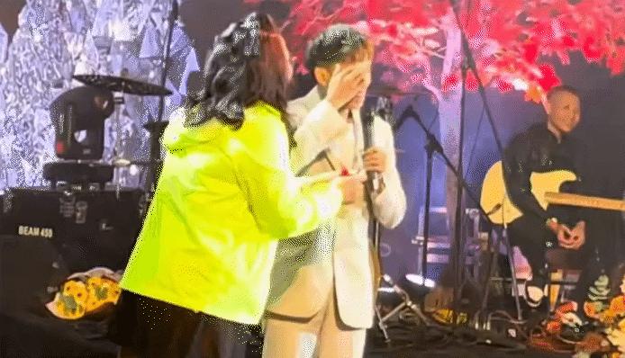 Ca sĩ được tặng vàng nhiều nhất Việt Nam nhận tiền mặt cả trăm triệu đồng trên sân khấu- Ảnh 3.