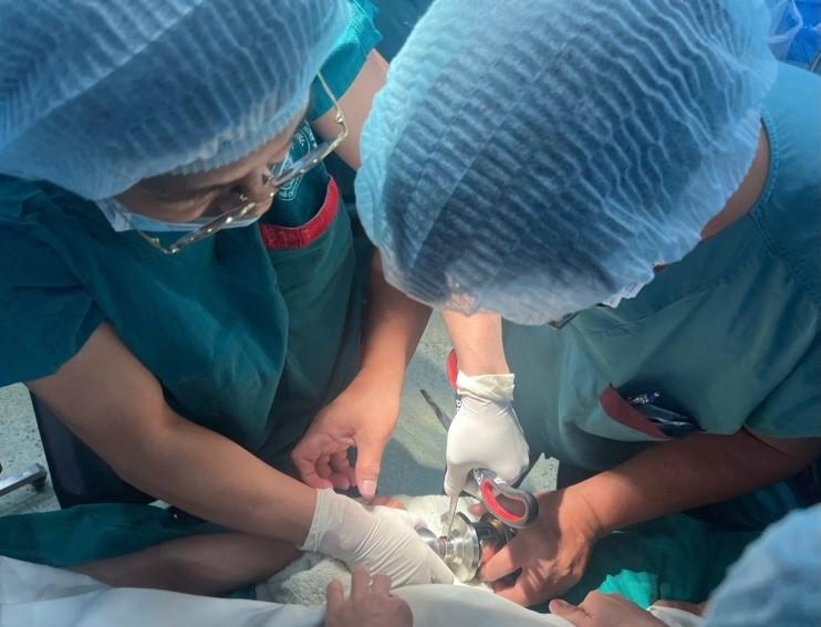 Bệnh nhi ‘ôm’ ổ khóa nhập viện cấp cứu, bác sĩ phát cảnh báo khẩn- Ảnh 2.