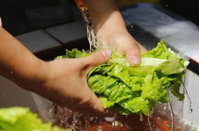 Ngâm rau càng lâu càng sạch? Chuyên gia cảnh báo: Nhiều gia đình đang rửa rau sai cách, vô tình 