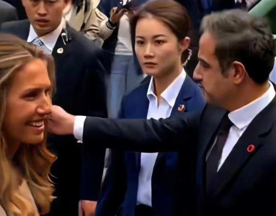 Nữ vệ sĩ xinh đẹp gây sốt với loạt khoảnh khắc hộ tống các phu nhân thế giới- Ảnh 4.