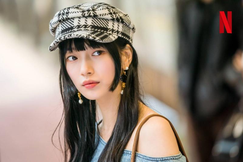 "Tình đầu quốc dân" Suzy xả ảnh xinh tươi ngút ngàn ở Việt Nam, check-in màn LED làm vạn fan nức lòng- Ảnh 9.
