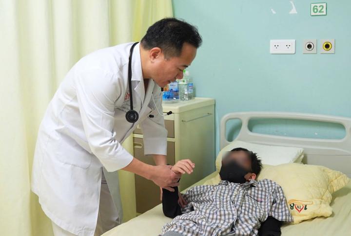 Cha mẹ bỏ qua các dấu hiệu cảnh báo, bé 14 tuổi bị đột qụy não giữa lớp học- Ảnh 1.
