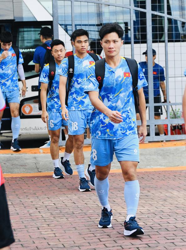 Dàn trai đẹp U22 Việt Nam tươi rói trên sân tập, thu hút gái xinh Thái Lan chăm chú theo dõi- Ảnh 2.