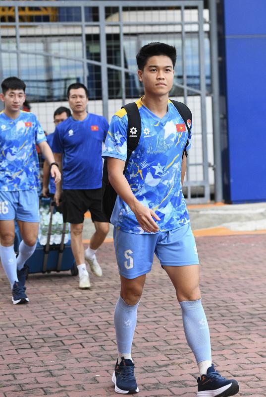 Dàn trai đẹp U22 Việt Nam tươi rói trên sân tập, thu hút gái xinh Thái Lan chăm chú theo dõi- Ảnh 3.