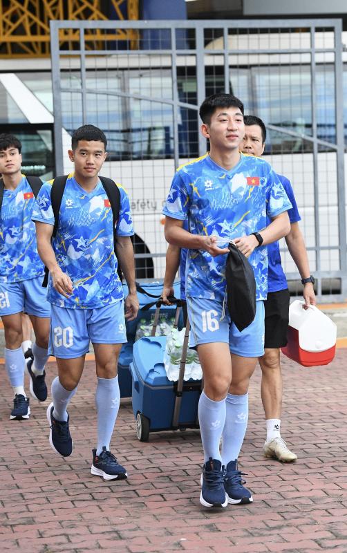 Dàn trai đẹp U22 Việt Nam tươi rói trên sân tập, thu hút gái xinh Thái Lan chăm chú theo dõi- Ảnh 4.