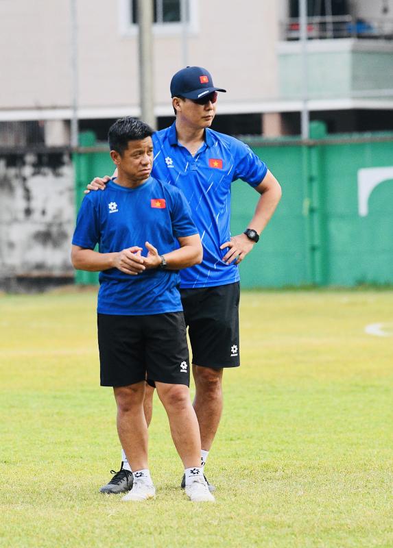 HLV Kim Sang-sik đeo kính râm cực ngầu, chiếm trọn spotlight ở buổi tập của U22 Việt Nam trước trận 