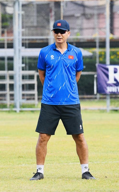 HLV Kim Sang-sik đeo kính râm cực ngầu, chiếm trọn spotlight ở buổi tập của U22 Việt Nam trước trận 
